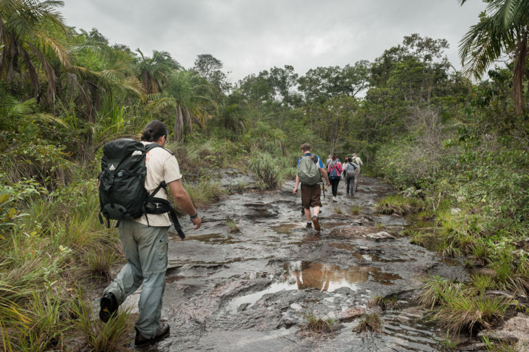 ¿Cómo son los senderos en Caño Cristales?