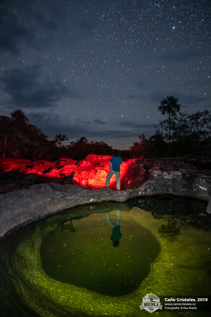 Mario Carvajal en Caño Cristales, de noche, con estrellas fotografía por Erika Riaño